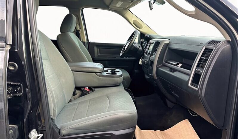 
								2017 RAM 1500 ST 4X4 full									